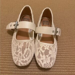 Chic Cream Lace Flats